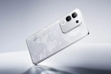 Vista posterior del smartphone vivo Y29 en color Blanco Nube, mostrando su acabado perlado y módulo de cámara doble con patrón de diamante. Diseño premium y elegante, con marco metálico y detalles que reflejan su combinación de resistencia de grado militar y estilo sofisticado.