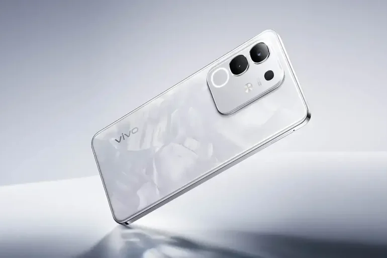Vista posterior del smartphone vivo Y29 en color Blanco Nube, mostrando su acabado perlado y módulo de cámara doble con patrón de diamante. Diseño premium y elegante, con marco metálico y detalles que reflejan su combinación de resistencia de grado militar y estilo sofisticado.