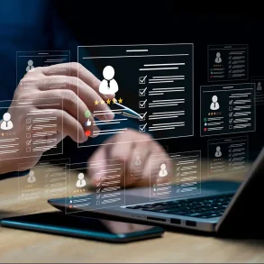 Manos interactúan con una interfaz digital de reclutamiento impulsada por inteligencia artificial, mostrando perfiles y evaluaciones de candidatos.