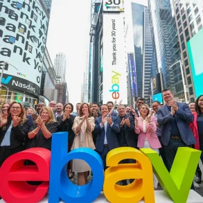 Empleados y directivos de eBay celebran en Times Square el 30 aniversario de la compañía, con el logo a gran escala y mensajes de agradecimiento en pantallas.