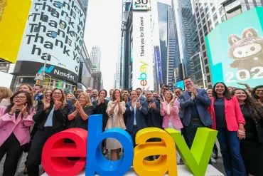 Empleados y directivos de eBay celebran en Times Square el 30 aniversario de la compañía, con el logo a gran escala y mensajes de agradecimiento en pantallas.