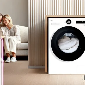 Pareja controlando lavadora LG ThinQ AI desde smartphone con notificación inteligente