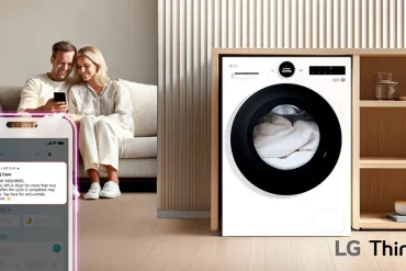 Pareja controlando lavadora LG ThinQ AI desde smartphone con notificación inteligente