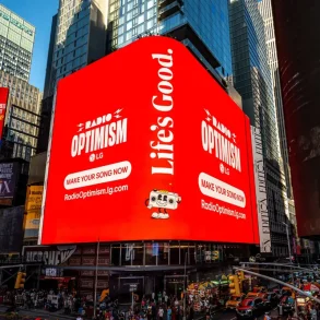 Pantalla gigante de LG en Times Square promociona Radio Optimism, la campaña global que permite crear canciones personalizadas con inteligencia artificial.