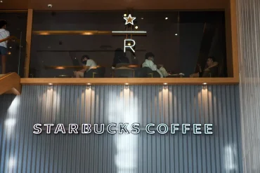 Fachada de una tienda Starbucks Coffee en México con clientes en el interior, captada como parte del contexto de Starbucks Rewards en su 11 aniversario.