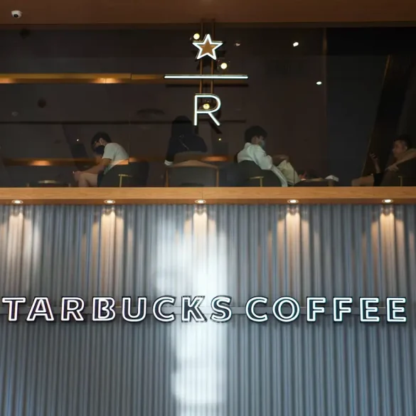 Fachada de una tienda Starbucks Coffee en México con clientes en el interior, captada como parte del contexto de Starbucks Rewards en su 11 aniversario.