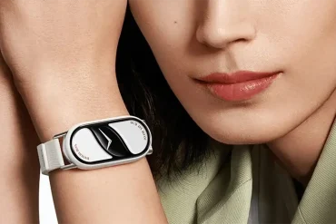 Mujer con la Xiaomi Smart Band 10 en color blanco perla, un wearable que fusiona estilo y tecnología con diseño minimalista y funciones inteligentes.