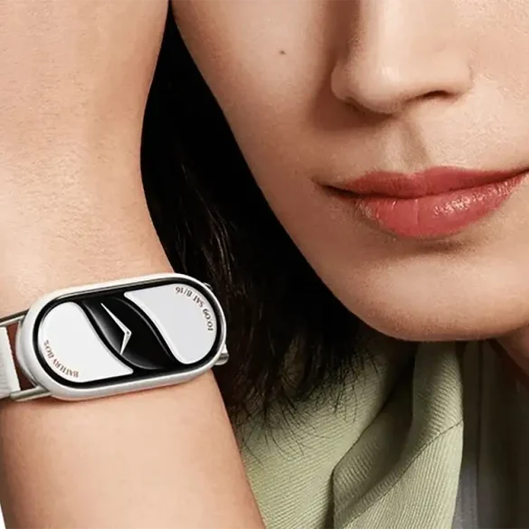Mujer con la Xiaomi Smart Band 10 en color blanco perla, un wearable que fusiona estilo y tecnología con diseño minimalista y funciones inteligentes.