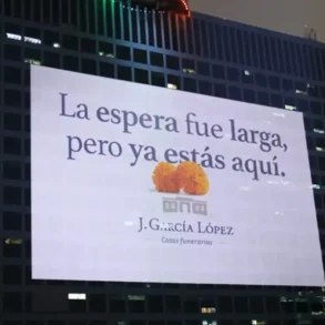 Proyección de la campaña “Bienvenidos” de J. García López en el World Trade Center de la CDMX durante la celebración del Día de Muertos.
