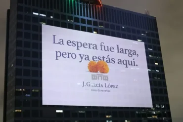 El reencuentro que trasciende el tiempo: “Bienvenidos”, la campaña que emociona este Día de Muertos Proyección de la campaña “Bienvenidos” de J. García López en el World Trade Center de la CDMX durante la celebración del Día de Muertos.