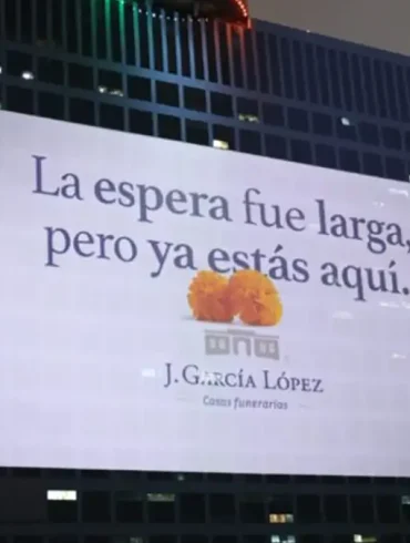 Proyección de la campaña “Bienvenidos” de J. García López en el World Trade Center de la CDMX durante la celebración del Día de Muertos.