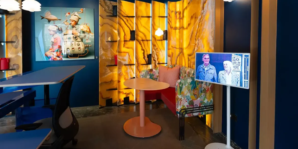 Espacio interior de la Design House México 2025 con mobiliario artístico, iluminación cálida y pantalla LG StanByMe integrada en un ambiente contemporáneo.