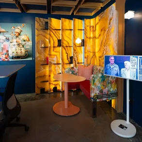 Espacio interior de la Design House México 2025 con mobiliario artístico, iluminación cálida y pantalla LG StanByMe integrada en un ambiente contemporáneo.