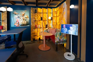 Espacio interior de la Design House México 2025 con mobiliario artístico, iluminación cálida y pantalla LG StanByMe integrada en un ambiente contemporáneo.