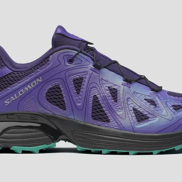Tenis Salomon XT-Whisper Void en color púrpura y verde menta, con diseño técnico de trail running y detalles iridiscentes exhibidos en TAF.