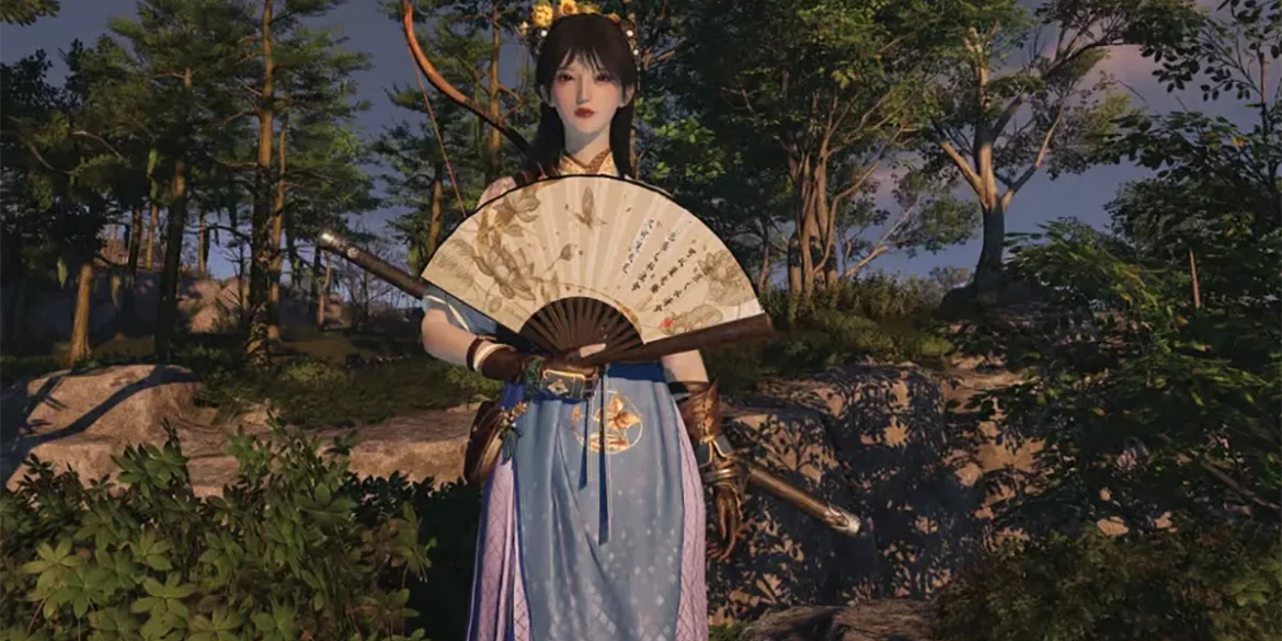 Personaje femenino de Where Winds Meet con abanico ceremonial y espada, vestida con atuendo tradicional chino, en un bosque iluminado al atardecer.