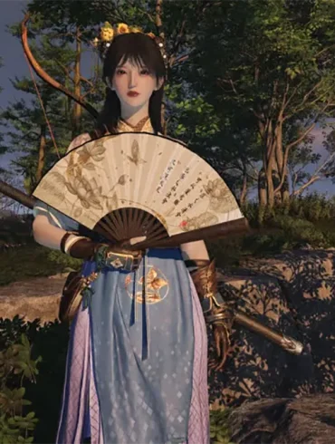 Personaje femenino de Where Winds Meet con abanico ceremonial y espada, vestida con atuendo tradicional chino, en un bosque iluminado al atardecer.