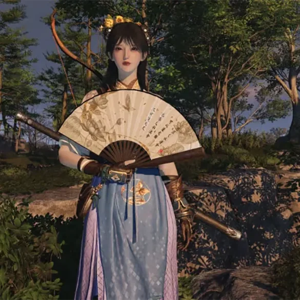 Personaje femenino de Where Winds Meet con abanico ceremonial y espada, vestida con atuendo tradicional chino, en un bosque iluminado al atardecer.