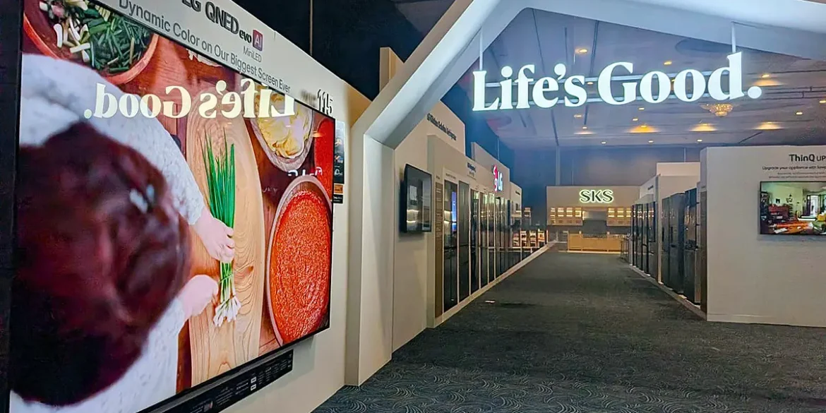 Exhibición de electrodomésticos LG y televisores QNED durante LG InnoFest 2026 LATAM en Cancún, donde la marca mostró su ecosistema de hogar inteligente con IA.