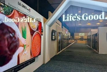 Exhibición de electrodomésticos LG y televisores QNED durante LG InnoFest 2026 LATAM en Cancún, donde la marca mostró su ecosistema de hogar inteligente con IA.