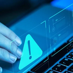 Centro de monitoreo C5 con múltiples pantallas de videovigilancia en tiempo real