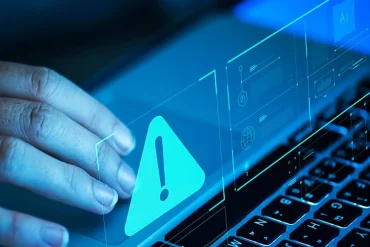 Centro de monitoreo C5 con múltiples pantallas de videovigilancia en tiempo real