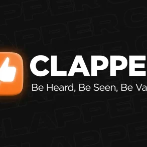 Logo de Clapper sobre fondo oscuro destacando su propuesta de autenticidad y comunidad digital en México