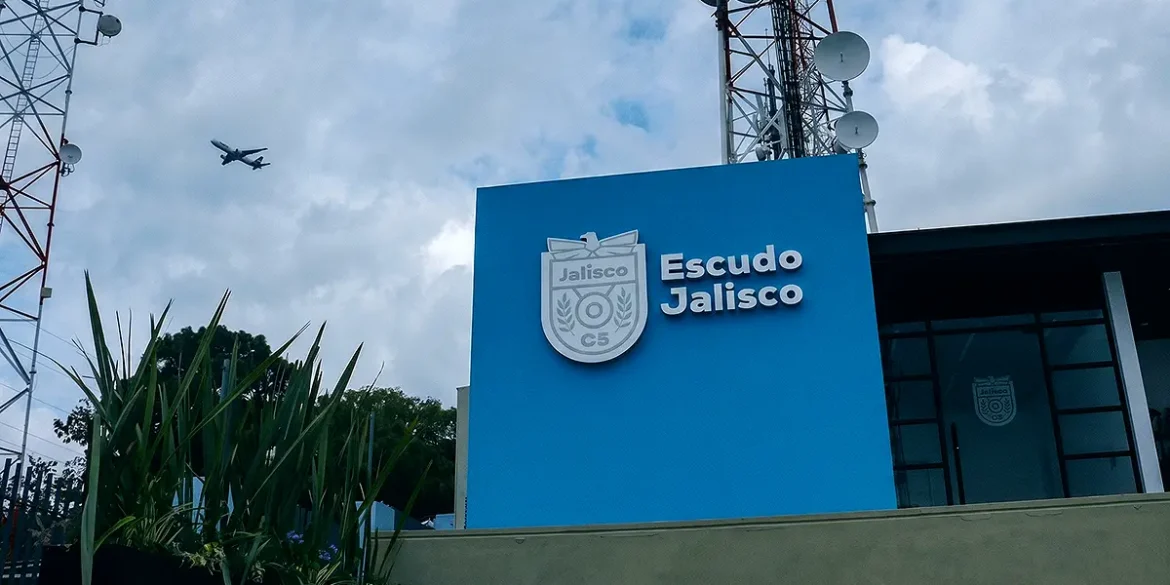Instalaciones del C5 Escudo Jalisco con infraestructura de telecomunicaciones para seguridad pública y monitoreo estatal.