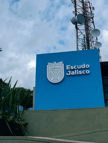 Instalaciones del C5 Escudo Jalisco con infraestructura de telecomunicaciones para seguridad pública y monitoreo estatal.