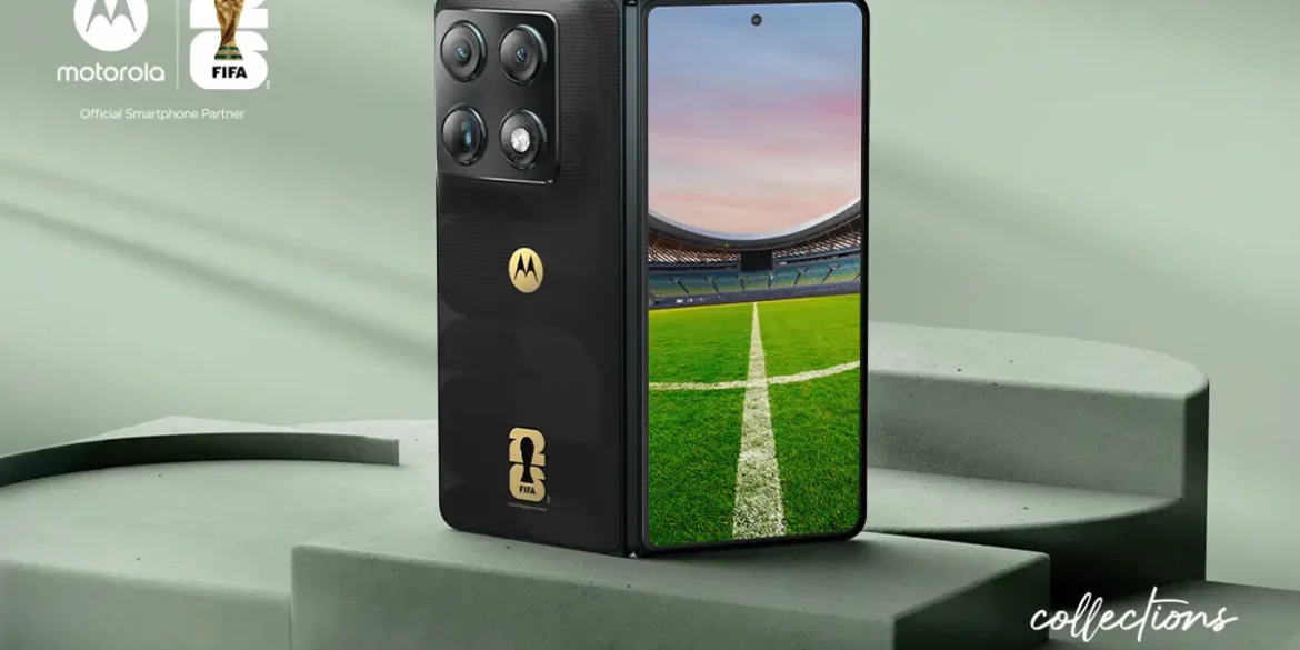 Motorola razr fold FIFA World Cup 2026 sobre escenario inspirado en estadio de fútbol profesional.