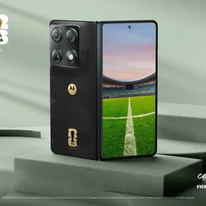 Motorola razr fold FIFA World Cup 2026 sobre escenario inspirado en estadio de fútbol profesional.