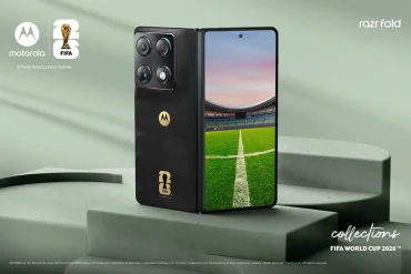 Motorola razr fold FIFA World Cup 2026 sobre escenario inspirado en estadio de fútbol profesional.