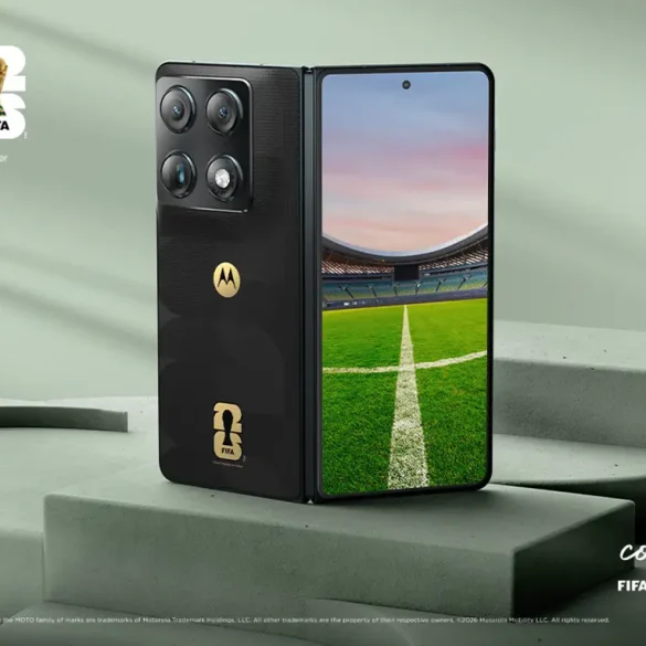 Motorola razr fold FIFA World Cup 2026 sobre escenario inspirado en estadio de fútbol profesional.