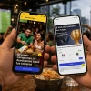 Usuarios consultan la promoción Futbol 2026 de Mercado Pago con cashback y premios durante una transmisión deportiva.
