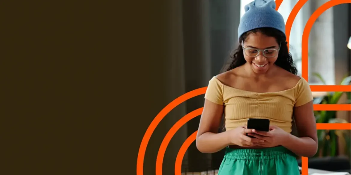Mujer consulta su smartphone junto a un gráfico de señal Wi-Fi, imagen de Aprecomm sobre conectividad inteligente con IA