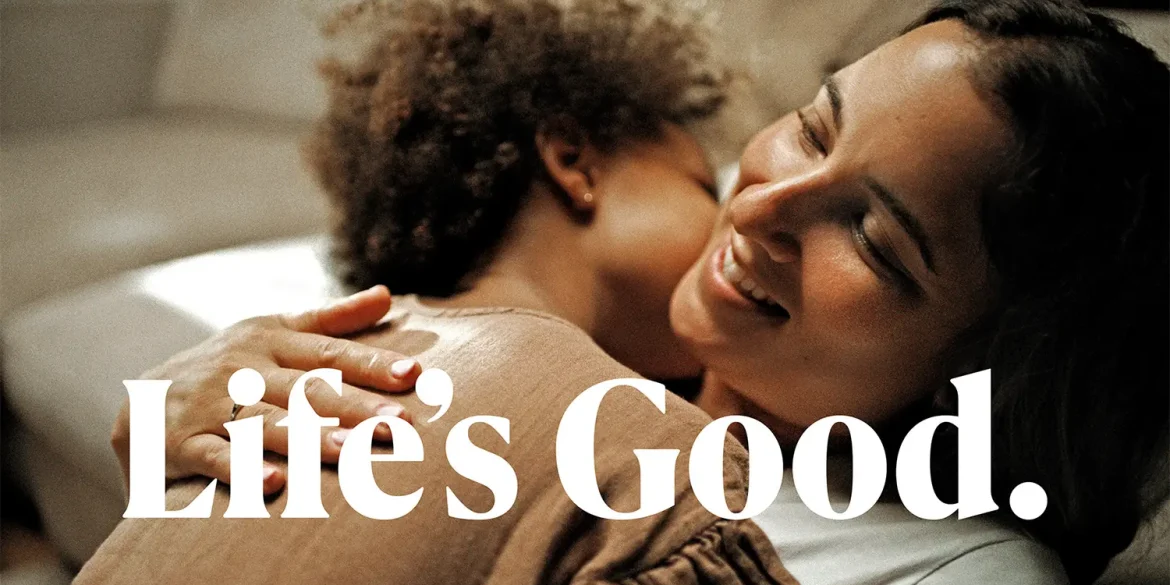 Madre abraza a su hijo en una escena cálida de Life’s Good 2026 de LG, enfocada en conexión, calma y bienestar familiar.