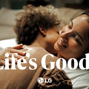 Madre abraza a su hijo en una escena cálida de Life’s Good 2026 de LG, enfocada en conexión, calma y bienestar familiar.