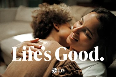 Madre abraza a su hijo en una escena cálida de Life’s Good 2026 de LG, enfocada en conexión, calma y bienestar familiar.
