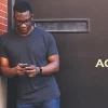 Hombre consultando apuestas en vivo desde su teléfono móvil
