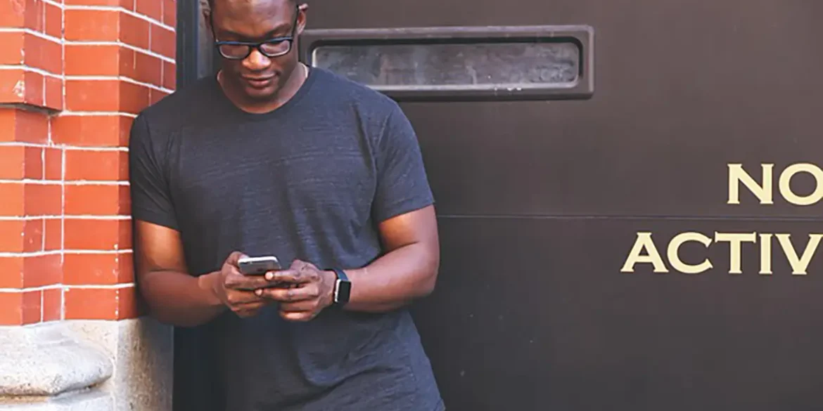 Hombre consultando apuestas en vivo desde su teléfono móvil