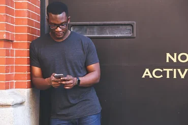 Hombre consultando apuestas en vivo desde su teléfono móvil