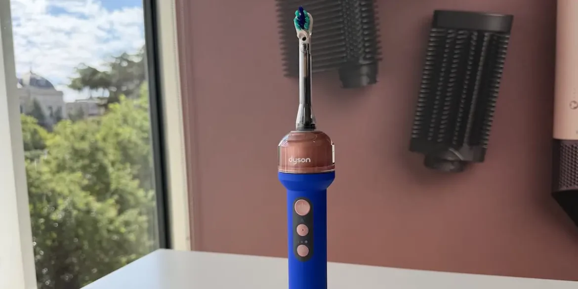 Dyson CameraJet, cepillo eléctrico con cámara e inteligencia artificial para detectar y limpiar espacios entre los dientes.