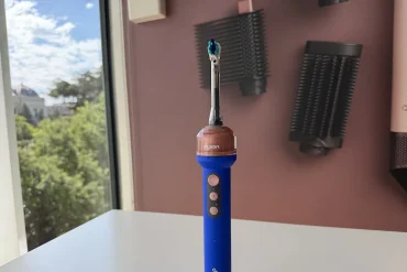 Dyson CameraJet, cepillo eléctrico con cámara e inteligencia artificial para detectar y limpiar espacios entre los dientes.