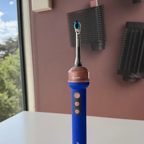 Dyson CameraJet, cepillo eléctrico con cámara e inteligencia artificial para detectar y limpiar espacios entre los dientes.