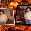 Comparación antes y después de restaurar una foto antigua con IA, sobre una ofrenda de Día de Muertos con velas y flor.