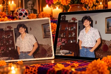 Comparación antes y después de restaurar una foto antigua con IA, sobre una ofrenda de Día de Muertos con velas y flor.