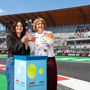 Dos representantes de Fundación Reintegra reciben el premio F1 Allwyn Global Community Award en el Gran Premio de México