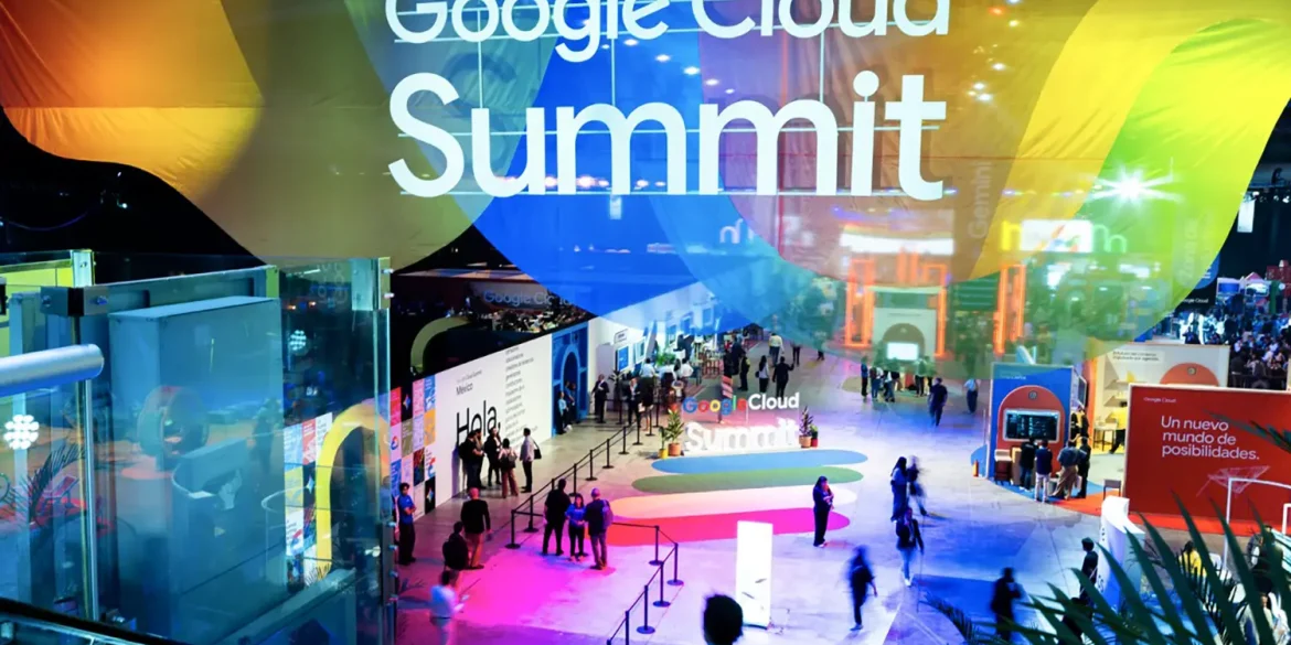 Vista general del Google Cloud Summit México 2026 con asistentes, stands y señalización del evento en el recinto.