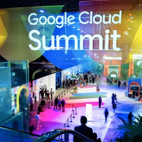 Vista general del Google Cloud Summit México 2026 con asistentes, stands y señalización del evento en el recinto.