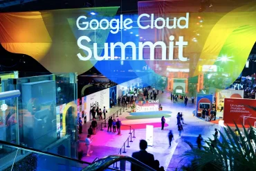 Vista general del Google Cloud Summit México 2026 con asistentes, stands y señalización del evento en el recinto.